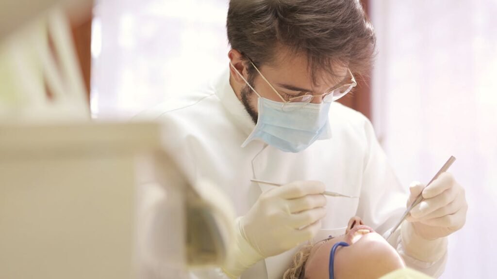 Dentistas podem fornecer atestado médico? Entenda as regras e práticas