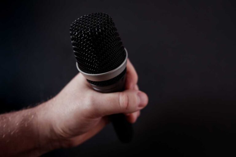 Como carregar microfone sem fio: guia para garantir durabilidade e desempenho