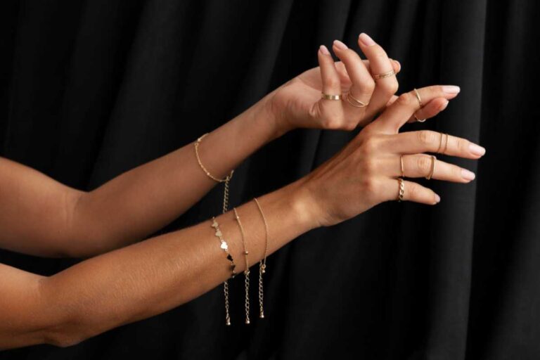 Como escolher pulseiras banhadas a ouro para revenda e encantar suas clientes