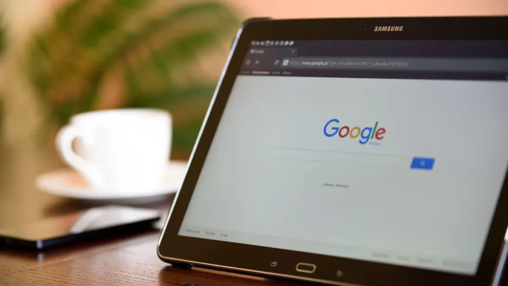Tablet sobre a mesa com a página de busca do Google aberta na tela