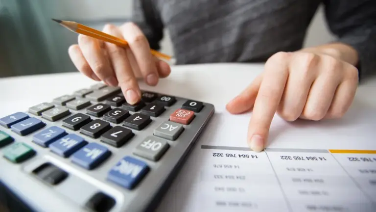 Aprender com orçamento enxuto: como estudar, desenvolver habilidades e economizar no processo