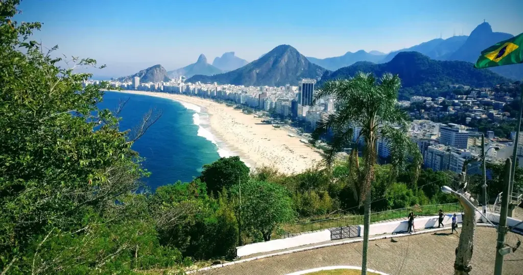 Vista da praia de Copacabana a partir de um mirante