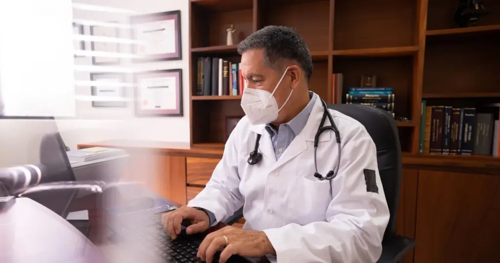 Médico digitando no computador