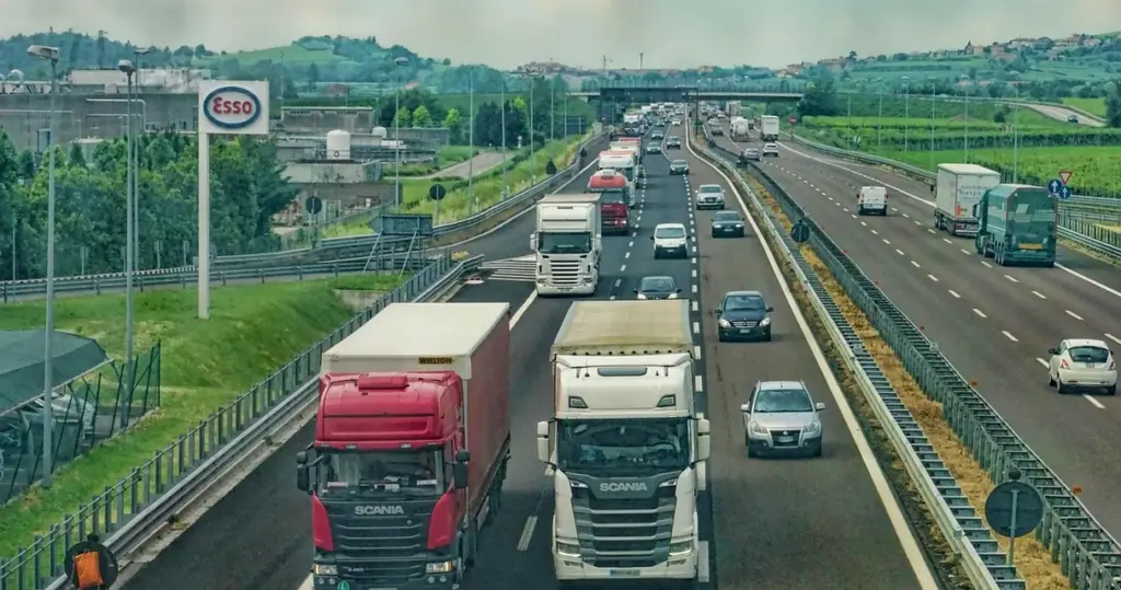 Caminhões em uma rodovia movimentada