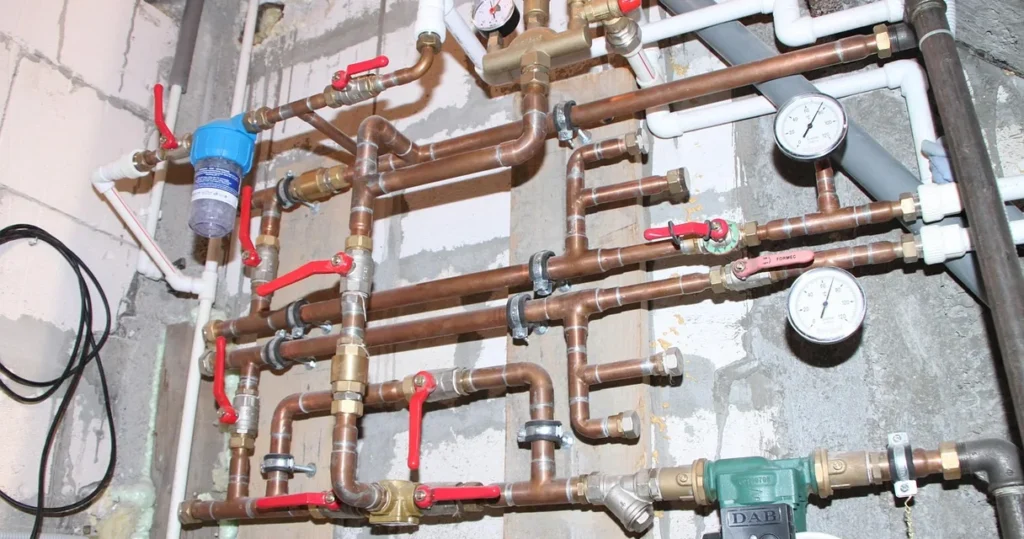 Inspeção de caldeiras: o que a NR-13 exige Tubulações, válvulas e manômetros em casa de máquinas, itens verificados na inspeção de caldeiras