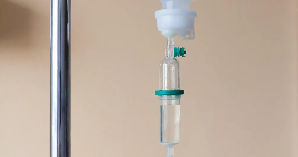 Bolsa de soro em suporte hospitalar